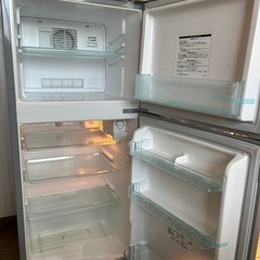 2ドア冷蔵庫、電子レンジ、掃除機、アイロン
の画像