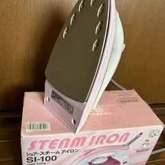 2ドア冷蔵庫、電子レンジ、掃除機、アイロン
の画像