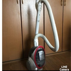 2ドア冷蔵庫、電子レンジ、掃除機、アイロン
の画像