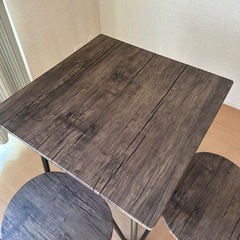 テーブルと椅子の３点セットの画像