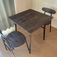 テーブルと椅子の３点セットの画像