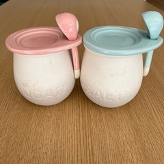 可愛いピンク🩷とブルー🩵の調味料容器