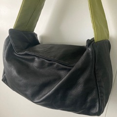 黒と緑のレザーショルダーバッグの画像