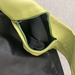 黒と緑のレザーショルダーバッグの画像