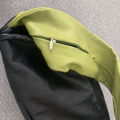 黒と緑のレザーショルダーバッグの画像