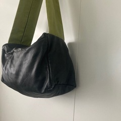 黒と緑のレザーショルダーバッグの画像