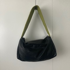 黒と緑のレザーショルダーバッグ