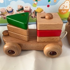 木製トレーンと知育玩具の画像