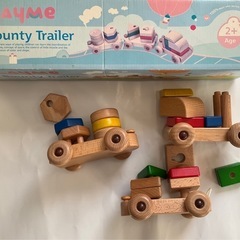 木製トレーンと知育玩具の画像
