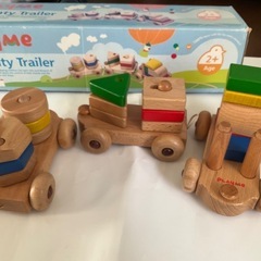 木製トレーンと知育玩具の画像