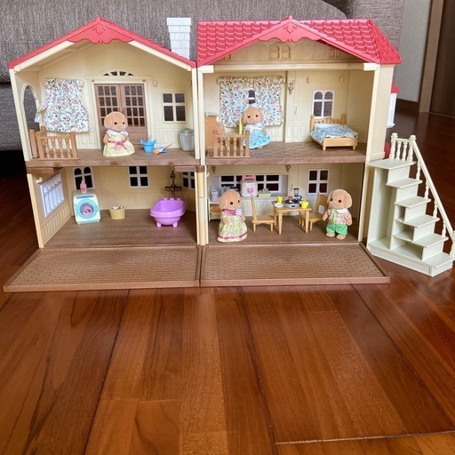 シルバニアファミリー赤い屋根のお家　(人形、小物付き)
