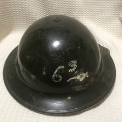 カーキ色の金属製ヘルメット 時代、軍隊戦争　ミリタリー、陸軍、