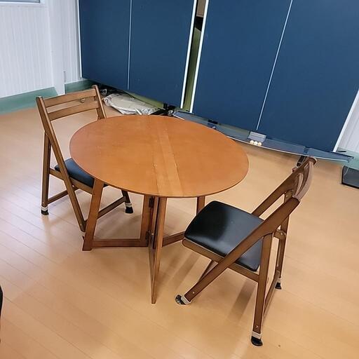 折りたたみテーブルと椅子二脚