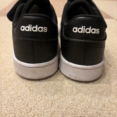 adidas キッズスニーカーの画像