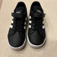 adidas キッズスニーカーの画像