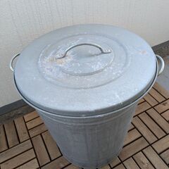 IKEA蓋付き亜鉛メッキ缶40l