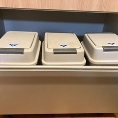 ワゴン付きゴミ箱3つ
