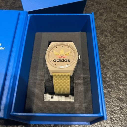 新品adidas時計　サイトにて8800円で販売中