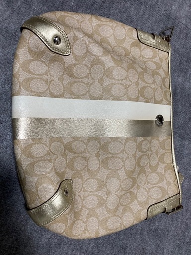 COACHショルダーバック（ベージュホワイト）\n