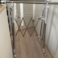 室内折りたたみ洗濯干しの画像