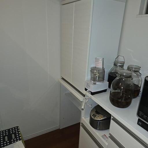 食器棚　※横のキャビネットは別で出しています。