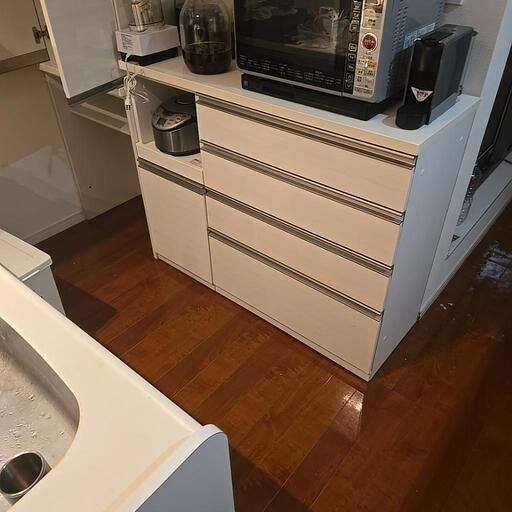 【決まりました】食器棚です。\n引っ越しの為、処分予定です。\n必要な方いらっしゃいましたらどうぞ。\n\n引っ越しが迫っておりまして、受け渡し日が限定になります。\n\n12月19日(木)\n時間はご相談下さい。\n\n宜しくお願い致します。\n\n※横のキャビネットも出しています。\n