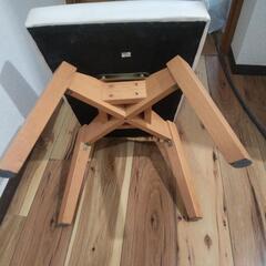 70cm x 70cmテーブルと椅子二脚の画像