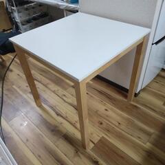 70cm x 70cmテーブルと椅子二脚の画像