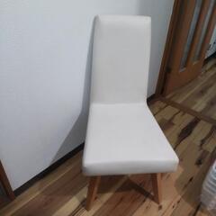 70cm x 70cmテーブルと椅子二脚の画像