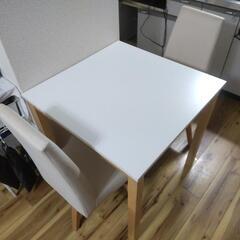 70cm x 70cmテーブルと椅子二脚