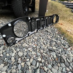 ジムニーシエラ(JB74W) 純正フロントグリル（新車外し）の画像