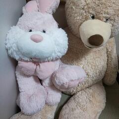 コストコ巨大クマのぬいぐるみと大きなウサギのぬいぐるみ
