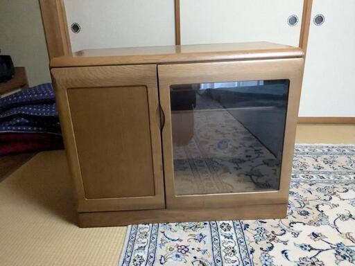 ウイスキー入れ　棚