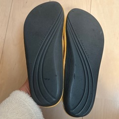 おしっこちょっぴりもれたろう　スリッパの画像