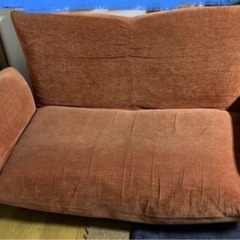 あげます。2人掛けソファオレンジ⭐︎駐車場にて非対面受け渡し