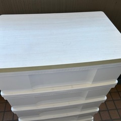 美品！ 軽くて便利５段引き出し！
の画像