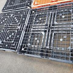 プラスチックパレット　110×110×15センチダメージほぼなしの画像