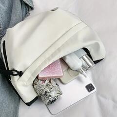 新品、未使用、白 シックなブラックナイロン女性用クロスボディフォンバッグ - 軽量、調節可能なストラップ、タッセルアクセント付きジップクロージャーの画像