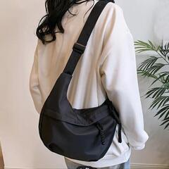 新品、未使用、白 シックなブラックナイロン女性用クロスボディフォンバッグ - 軽量、調節可能なストラップ、タッセルアクセント付きジップクロージャーの画像