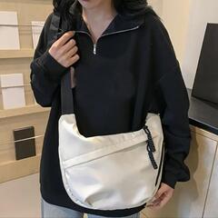 新品、未使用、白 シックなブラックナイロン女性用クロスボディフォンバッグ - 軽量、調節可能なストラップ、タッセルアクセント付きジップクロージャーの画像