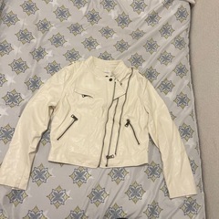住所:千葉市中央区.    白い
スーツ size M 