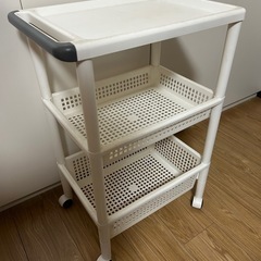 取引中　収納ラック、枕の画像