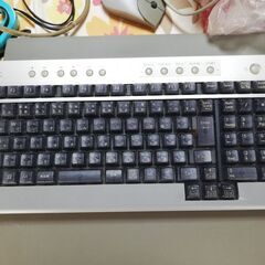 NEC【VALUESTAR】デスクトップPC、ディスプレイ、キーボードの画像
