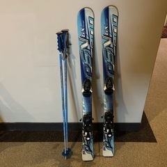 子供用スキーとポール