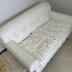 白 ソファー 2人掛けの画像