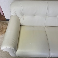 白 ソファー 2人掛けの画像