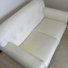 白 ソファー 2人掛けの画像