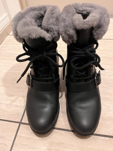 UGG ファー付き防水ブーツ