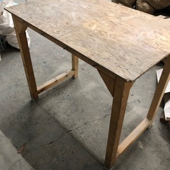 手製の木テーブル作業デスク