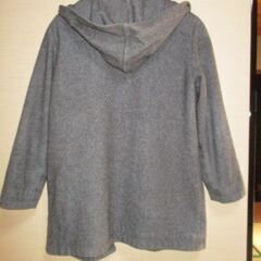 グレーのコート・フード付きコートの画像